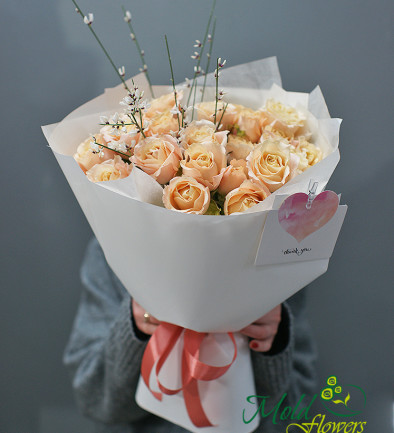 Букет из кремовых кустовых голландских роз и гениста Фото 394x433